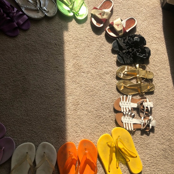 9 pairs of sandals - Picture 3 of 14